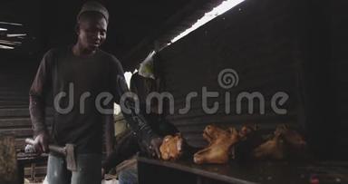 非洲男人煮肉